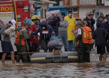 Policías estatales evacuan a familias de la zona inundada este viernes, en el municipio de San Cristóbal de las Casas, en el estado de Chiapas. EFE/Carlos López