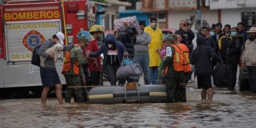 Policías estatales evacuan a familias de la zona inundada este viernes, en el municipio de San Cristóbal de las Casas, en el estado de Chiapas. EFE/Carlos López