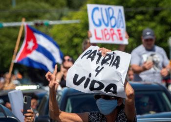 Cubanoamericanos asisten a una manifestación para apoyar las protestas populares en Cuba, frente al restaurante cubano Versailles en Miami, Florida, Estados Unidos, 11 de julio de 2021. EFE/EPA/CRISTOBAL HERRERA-ULASHKEVICH