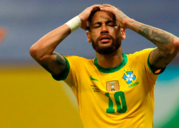 AME5465. BRASILIA (BRASIL), 13/06/2021.- El jugador Neymar Jr de Brasil lamenta hoy una jugada contra Venezuela, durante el partido inaugural de la Copa América en el estadio Mané Garrincha, en Brasilia (Brasil). EFE/ Fernando Bizerra Jr