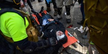 (FILES) In this file photo taken on May 01, 2022 medical staff treat a demonstrator injured during clash with riot police following a May Day march in Santiago on May 1, 2022. - Journalist Francisca Sandoval, who was shot while covering a confrontation on May Day in Santiago, died on May 12, 2022 after 12 days of hospitalisation. Sandoval was one of three people reached by bullets during the clashes. (Photo by Martin BERNETTI / AFP)