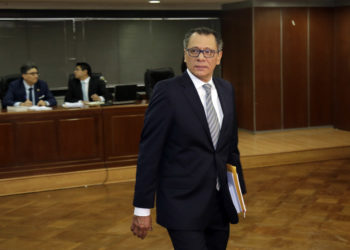 ARCHIVO - El ex vicepresidente de Ecuador, Jorge Glas, ingresa a la sala del tribunal para su audiencia en la Corte Suprema para apelar su sentencia de seis años de prisión por asociación ilícita en relación con el escándalo de Oderbrecht en Quito, Ecuador, el 23 de mayo de 2018. (AP Foto/Dolores Ochoa, Archivo)