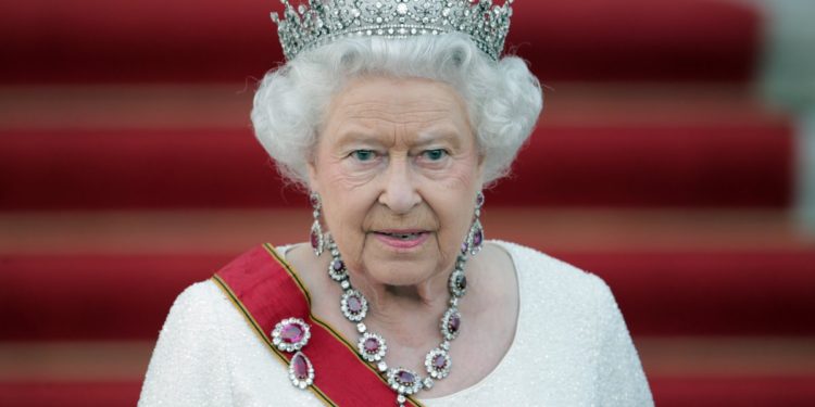 FILED - 24 June 2015, Berlin: Queen Elizabeth II arrives at Bellevue Palace for a state banquet in her honor. Queen Elizabeth II, the longest reigning monarch in British history, has died at Balmoral, Scotland, at the age of 96. Photo: Michael Kappeler/dpa