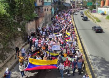 Empleados públicos marchan por la Carretera Panamericana por salarios justos. Vía Daniel Murolo