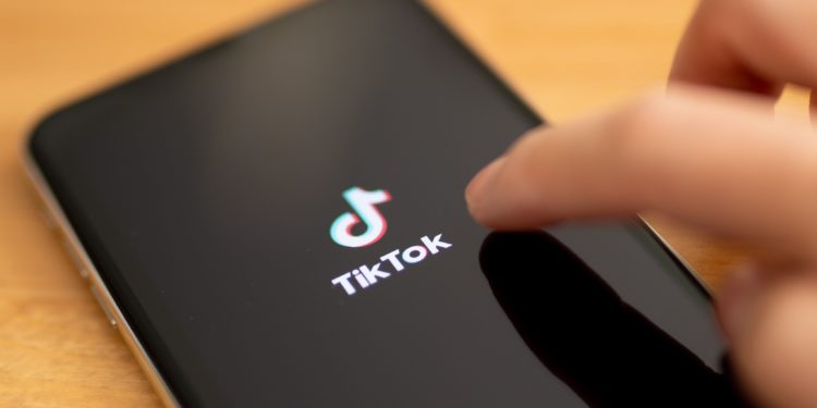 Imagen del logo de la aplicación china TikTok en un teléfono celular. EFE/EPA/HAYOUNG JEON