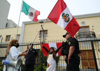 Demonstrators stand outside the Mexican embassy after Mexico's Foreign Minister Marcelo Ebrard said that Mexico has granted asylum to the family of former Peruvian President Pedro Castillo, in Lima, Peru December 20, 2022.  REUTERS/Liz Tasa