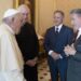 Papa Francesco riceve in udienza in Vaticano l'attore e regista americano Sylvester Stallone, Citta' del Vaticano, 8 settembre 2023. 
A handout photo made available by the Vatican Media shows Pope Francis (L) and US actor and director Sylvester Stallone (R) during a meeting in Vatican City, 8 September 2023.
ANSA/ VATICAN MEDIA ++HO - NO SALES EDITORIAL USE ONLY++