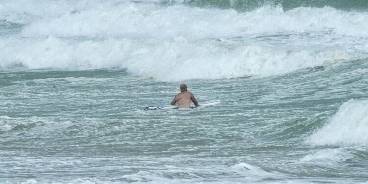 Fotografía de archivo de un surfista en las playas de Miami Beach. EFE/Giorgio Viera