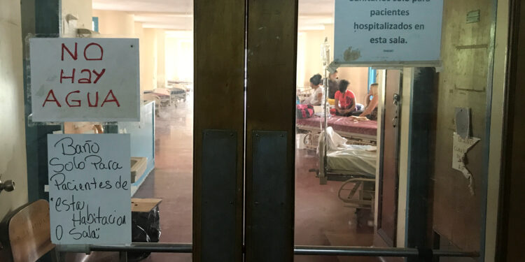 A sign that reads "There is no water" (top L) is seen at the Central University of Venezuela (UCV) hospital in Caracas, Venezuela August 14, 2018. Picture taken August 14, 2018. REUTERS/Marco Bello - RC182254C770