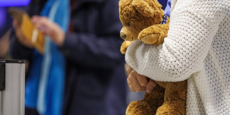 Frankfurt (Germany), 12/10/2023.- A person holds a teddy bear as passengers, who were travelling on a special Lufthansa flight from Tel Aviv, arrive at the Frankfurt Airport in Frankfurt am Main, Germany, 12 October 2023. At the request of the German Foreign Office, Lufthansa started special flights bringing German citizens from Israel, after the Israeli-Palestinian conflict escalated. Thousands of Israelis and Palestinians have died since the militant group Hamas launched an unprecedented attack on Israel from the Gaza Strip on 07 October 2023, leading to Israeli retaliation strikes on the Palestinian enclave. (Alemania) EFE/EPA/CHRISTOPHER NEUNDORF