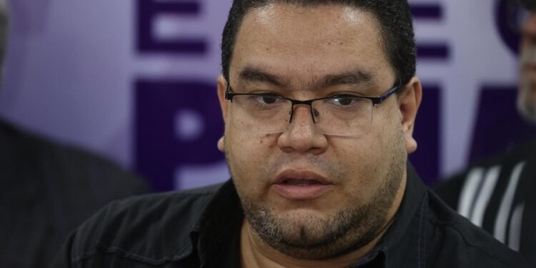 Francisco Castro (c), miembro del Comité Organizador de las primarias opositoras, habla hoy durante una rueda de prensa en la sede de la Comisión Nacional de Primaria, en Caracas (Venezuela). EFE/Miguel Gutiérrez