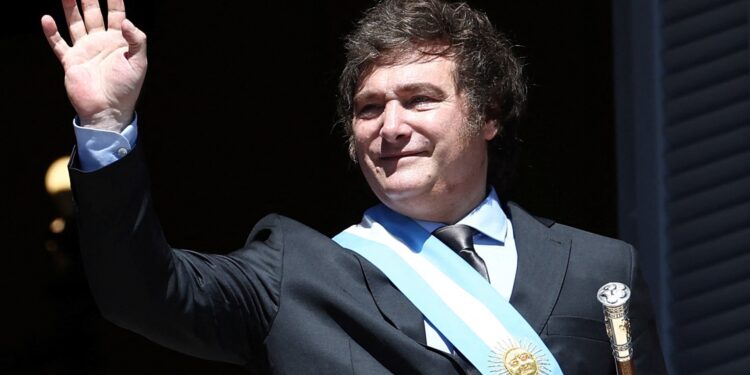 NOTICIAS ARGENTINAS BAIRES, 
DICIEMBRE 10: El presidente de 
Argentina, Javier Milei, saluda 
a sus seguidores desde el balcón 
de la Casa Rosada, tras su 
ceremonia de investidura, en 
Buenos Aires, Argentina 10 de 
diciembre de 2023. Foto NA: 
REUTERS/Agustin Marcarian