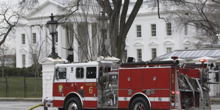 ARCHIVO - Un camión de bomberos se encuentra estacionado afuera de la Casa Blanca, en Washington, el 19 de noviembre de 2007. (AP Foto/Ron Edmonds, archivo)